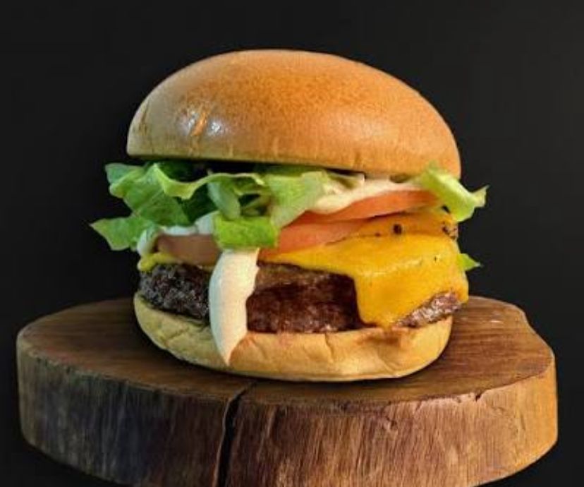 NETO.   Pão brioche liso, 2 hambúrguer 130gm, bacon, cheddar pasta, alface, tomate, molho verde e molho do chefe.